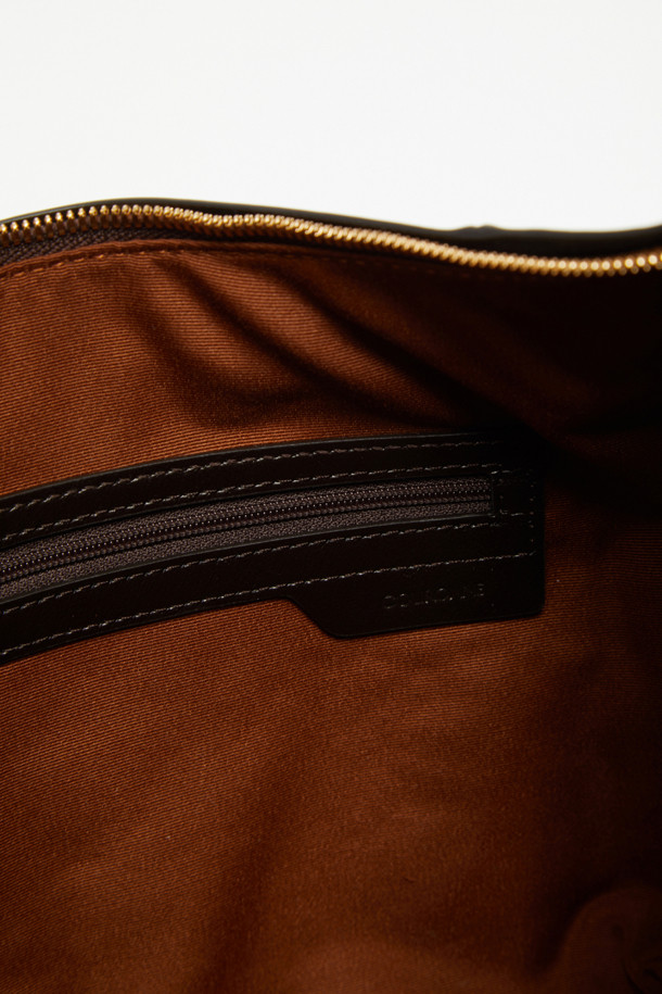 "Faugeres Cross 41" (포게레스 크로스 41)은 부드러운 소가죽 소재의 미디엄 사이즈 크로스백입니다. 블랙, 토마토 레드, 피스타치오, 그라운드 커피 4가지 색상으로 출시되었으며, 각 색상에 맞춰 실버 또는 골드 하드웨어가 사용되었습니다. 반원 형태의 디자인에 D-링 장식으로 포인트를 더했으며, 가볍고 신체 곡선에 맞춰 편안하게 착용 가능합니다. 내부에는 지퍼 포켓 1개와 오픈 포켓 1개가 있어 실용적이며, 지퍼형 잠금 방식으로 소지품을 안전하게 보관할 수 있습니다. 데이트룩, 모임룩 등 다양한 TPO에 미니멀, 클래식, 시크 스타일을 연출하기 좋습니다.
