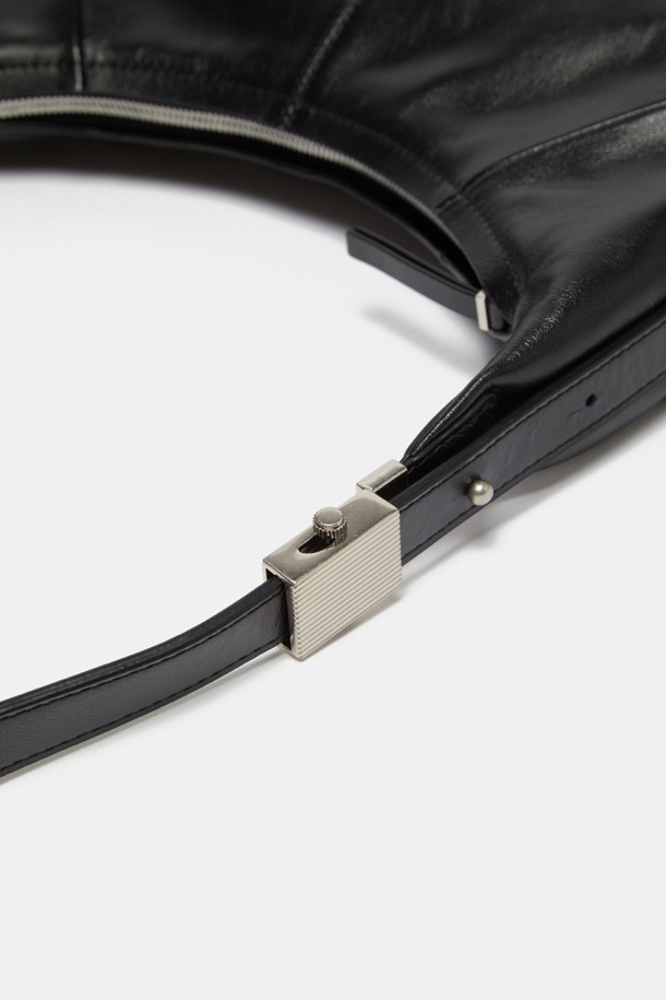 Faugeres Cross 31(포게레스 크로스 31)은 자연스러운 곡선 디자인과 크링클 엠보싱이 돋보이는 여성용 크로스백입니다. 부드러운 소가죽 소재에 은은한 광택이 더해져 고급스러운 분위기를 자아내며, 블랙, 아이보리, 브라운 세 가지 컬러로 출시되었습니다. 가볍고 바디에 밀착되는 스몰 사이즈로, 데이트룩과 같은 일상 패션에 클래식, 미니멀, 시크한 스타일을 더해줍니다. 지퍼형 잠금 방식으로 소지품을 안전하게 보관하며, D링 디테일로 포인트를 주었습니다. 다용도 수납이 가능하여 실용성까지 갖춘 데일리백입니다.
