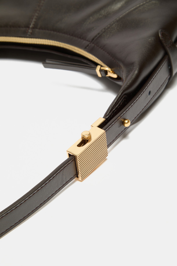 파고레스 크로스 31은 소가죽 소재의 여성용 스몰 사이즈 크로스백입니다. 블랙, 커스터드, 그라운드 커피 세 가지 색상으로 출시되었으며, 신체 곡선에 맞춰 디자인되어 편안한 착용감을 선사합니다. D링 장식과 은은한 광택이 돋보이며, 내부에는 지퍼 포켓 1개와 오픈 포켓 1개가 있어 실용성을 더했습니다. 길이 조절 가능한 스트랩과 지퍼형 잠금 방식으로, 데이트룩과 모임룩은 물론 일상에서도 시크하고 미니멀한 스타일을 연출하기 좋습니다. 하드웨어는 실버와 골드 두 가지 옵션으로 제공됩니다.
