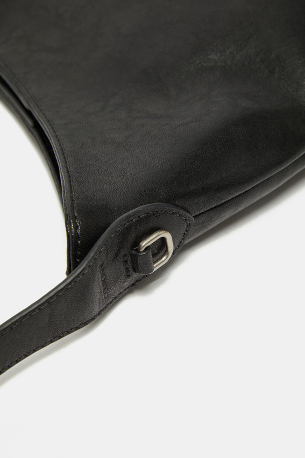 "Faugeres Tassel Cross 23"은 여성스러운 매력을 더하는 크로스백입니다. BKX(내추럴 주름 소가죽)와 BRX(마이크로 스웨이드와 내추럴 가죽 조합) 두 가지 컬러로 제공되며, 부드러운 촉감과 자연스러운 주름 텍스처가 특징입니다. 토트백, 숄더백, 크로스백으로 활용 가능한 3way 컨버터블 디자인에 비대칭 실루엣과 태슬 장식이 돋보이며, 실버 컬러 하드웨어가 세련된 느낌을 더합니다. 내부 포켓 1개와 조절 가능한 스트랩으로 실용성을 높였으며, 마그네틱형 잠금방식으로 편리하게 사용할 수 있습니다. 데이트룩, 모임룩, 오피스룩 등 다양한 TPO에 클래식, 미니멀, 시크 스타일을 연출하기 좋습니다.
