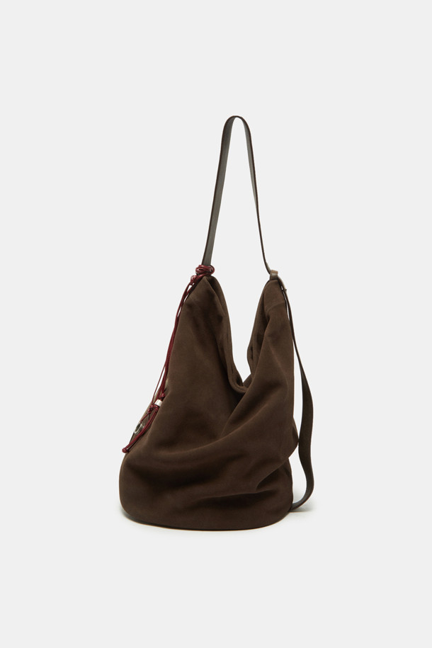 Haru Shoulder 24 Suede (하루 숄더 24 스웨이드)는 미니멀하고 클래식한 스타일을 추구하는 여성들을 위한 숄더백입니다. 부드러운 스웨이드 소재와 브라운 컬러가 고급스러운 분위기를 자아내며, 반원 형태의 디자인이 세련미를 더합니다. 가방 사이즈는 미디엄이며, 지퍼형 잠금 방식으로 소지품을 안전하게 보관할 수 있습니다. 숄더 스트랩이 있어 편안하게 착용 가능하며, 출근룩과 모임룩 등 다양한 TPO에 활용하기 좋습니다. 무지 디자인으로 어떤 스타일에도 잘 어울려 데일리백으로 제격입니다.
