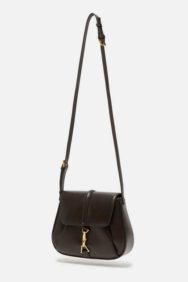 Manon Shoulder 25 (마농 숄더 25)는 여성스러운 룩을 완성하는 숄더백, 크로스백, 토트백으로 활용 가능한 가방입니다. 부드러운 소가죽 소재에 웨이브 텍스처 엠보싱이 더해져 고급스러운 질감을 선사합니다. 클래식한 디자인에 순수와 영원을 상징하는 메달 하드웨어와 비대칭 삼각 링 장식이 포인트입니다. 내부에는 실용적인 수납을 위한 포켓이 있으며, 조절 가능한 스트랩으로 다양한 스타일을 연출할 수 있습니다. 데이트룩, 모임룩 등 시크하고 미니멀한 스타일을 즐기는 분들께 추천합니다.
