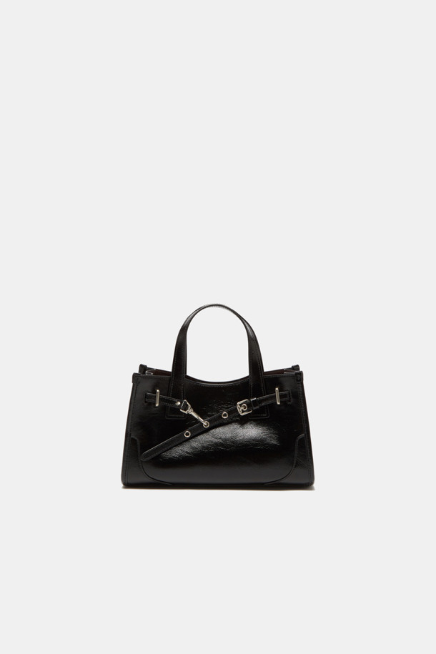 Fermier Day 토트 27은 여성용 미디엄 사이즈 토트백입니다. 블랙 색상의 합성가죽 소재로 제작되었으며, 버클과 체인 디자인 장식으로 시크한 포인트를 더했습니다. 3-way 착용이 가능하며, 탈부착 스트랩, 내부 포켓, 실버 하드웨어, 버클형 잠금 방식으로 실용성을 높였습니다. 무지 패턴의 사각 쉐입으로, 데일리 및 오피스룩에 클래식하고 미니멀한 스타일을 완성합니다.
