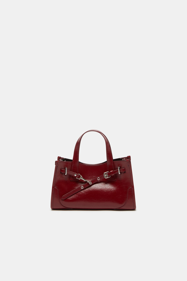 페르미에 데이 토트 27은 여성스러운 스타일을 강조하는 미디엄 사이즈의 사각 토트백입니다. 와인 컬러의 글로시 소재가 시크하고 미니멀한 디자인에 고급스러움을 더합니다. 버클과 스트랩 디테일이 돋보이며, 탈부착 가능한 스트랩으로 3way 착용이 가능하여 실용성을 높였습니다. 내부에는 수납공간, 포켓, iPad 11인치 수납이 가능한 넉넉한 공간이 마련되어 있으며, 실버 하드웨어와 버클형 잠금방식으로 세련됨을 더했습니다. 데일리 및 출근룩에 활용하기 좋은 클래식한 디자인의 가방입니다.
