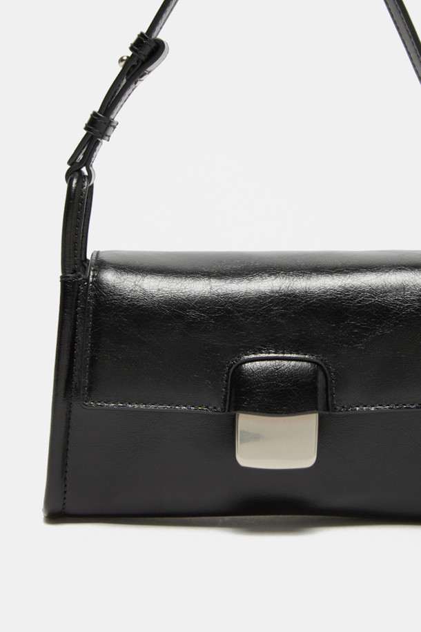 Twiggy Mini Cross 20(트위기 미니 크로스 20)은 소가죽 소재의 여성 크로스백입니다. 사각 쉐입에 크링클 엠보 패턴과 로프 디테일로 클래식하면서도 시크한 매력을 더했습니다. 핸드폰 및 카드 수납이 가능하며, 은은한 광택감과 실버 또는 골드 하드웨어, 내부 포켓 1개와 외부 포켓 1개, 연장 가능한 스트랩은 실용성을 높입니다. 토트백, 숄더백, 크로스백 3WAY 연출이 가능하여 데이트룩, 모임룩, 소개팅룩 등 다양한 TPO에 활용할 수 있는 미니멀한 디자인의 가방입니다. 블랙, 브라운, 아이보리 세 가지 컬러로 만나보세요.
