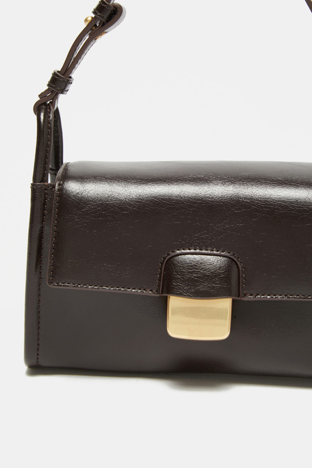 Twiggy Mini Cross 20(트위기 미니 크로스 20)은 소가죽 소재의 미니 사이즈 크로스백입니다. 블랙, 브라운, 아이보리 세 가지 색상으로 출시되었으며, 크링클 엠보 패턴과 로프 디테일이 돋보이는 디자인입니다. 3WAY 연출(토트, 숄더, 크로스)이 가능하며, 은은한 광택감으로 고급스러운 느낌을 더했습니다. 핸드폰과 카드를 수납할 수 있으며, 내부 포켓 1개와 외부 포켓 1개가 있어 실용적입니다. 데이트룩, 모임룩, 소개팅룩 등 다양한 TPO에 클래식, 미니멀, 시크 스타일로 연출할 수 있습니다.
