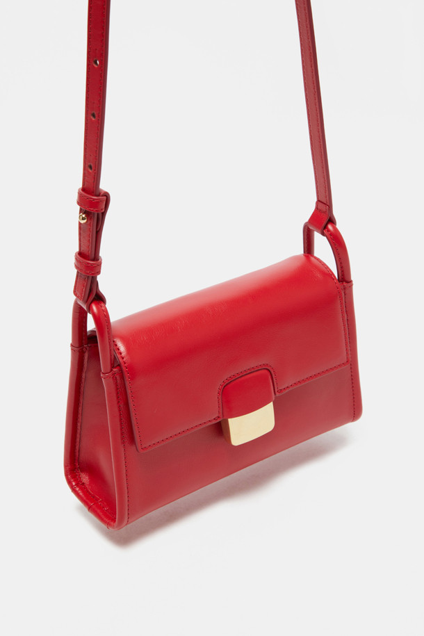 Twiggy 미니 크로스 20은 소가죽 소재의 미니 크로스백으로, 클래식과 캐주얼 스타일을 모두 아우르는 여성 가방입니다. 3WAY 연출이 가능하며, 버클형 잠금 방식으로 디자인에 포인트를 더했습니다. 내부 및 외부 포켓, 카드 및 핸드폰 수납 공간을 갖춰 실용성을 높였으며, 데이트룩과 모임룩에 잘 어울립니다. 은은한 광택감과 크링클 엠보 가공으로 고급스러운 분위기를 연출하며, 실버 또는 골드 하드웨어 옵션을 선택할 수 있습니다. 무지 디자인의 사각 쉐입으로 미니멀하고 세련된 스타일을 완성해 보세요.
