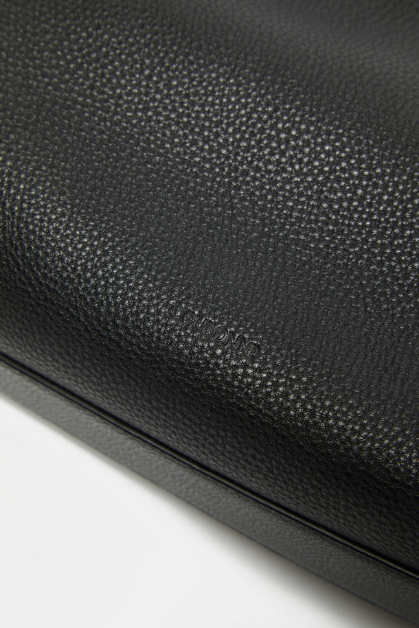 Mina Cool Cross 26 (미나 쿨 크로스 26)은 부드러운 소가죽 소재의 여성용 크로스백입니다. 미디엄 사이즈의 사각 쉐입에 셔링 디테일로 포인트를 주어 시크하면서도 캐주얼한 스타일을 연출합니다. 탈부착 및 조절 가능한 스트랩으로 토트백 또는 크로스백으로 활용 가능한 2WAY 디자인이며, 내부 포켓 1개와 참 장식 디링 1개가 실용성을 더합니다. 데이트룩, 모임룩, 출근룩 등 다양한 TPO에 미니멀하고 세련된 스타일을 완성해 보세요. 조임용 끈으로 간편하게 여닫을 수 있습니다.
