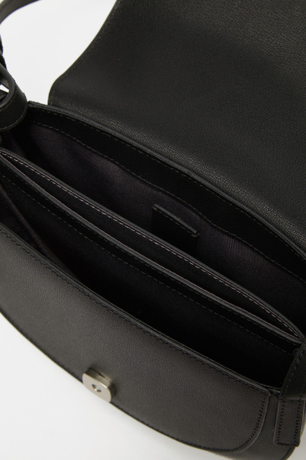 Tiffin Cross 21 (티핀 크로스 21)은 여성 고객을 위한 미디엄 사이즈의 라운드 크로스백입니다. 블랙 컬러의 소가죽 소재에 격자무늬 패턴으로 클래식, 미니멀, 시크한 스타일을 연출합니다. 탈부착 가능한 가죽 스트랩과 웨빙 스트랩 2종을 구성하여 2way 연출이 가능하며, 로즈 골드 하드웨어 장식으로 고급스러움을 더했습니다. 내부 분리 수납공간, 내부 포켓 1개, 외부 포켓 1개로 실용성을 높여 데이트룩, 모임룩 등 일상에서 활용하기 좋습니다.
