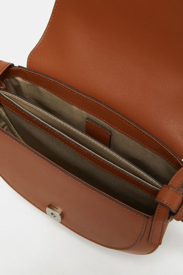 Tiffin Cross 21 (티핀 크로스 21)은 소가죽 소재의 미디엄 사이즈 크로스백입니다. 브라운 컬러에 격자무늬 패턴이 돋보이며, 로즈골드 하드웨어 장식이 고급스러움을 더합니다. 탈부착 가능한 스트랩과 2way 연출 (크로스백, 숄더백)이 가능하여 실용적입니다. 내부 포켓과 외부 포켓으로 수납력을 높였으며, 마그네틱형 잠금 방식으로 편리하게 사용 가능합니다. 데이트룩, 오피스룩, 모임룩 등 다양한 TPO에 클래식, 미니멀, 시크한 스타일을 연출하기 좋습니다.
