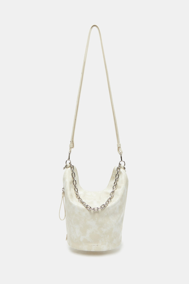 Cusia 숄더 17은 여성의 우아함을 돋보이게 해줄 숄더백입니다. 미디엄 사이즈의 반원 형태 디자인으로, 화이트와 아이보리 두 가지 색상으로 출시되었습니다. 부드러운 합성가죽 소재에 체인 장식이 더해져 클래식, 미니멀, 걸리시 스타일을 모두 소화할 수 있습니다. 데이트룩, 모임룩, 소개팅룩 등 다양한 TPO에 활용 가능하며, 조임용 끈으로 내용물을 안전하게 보관할 수 있습니다. 숄더 스트랩으로 편안하게 착용할 수 있습니다.
