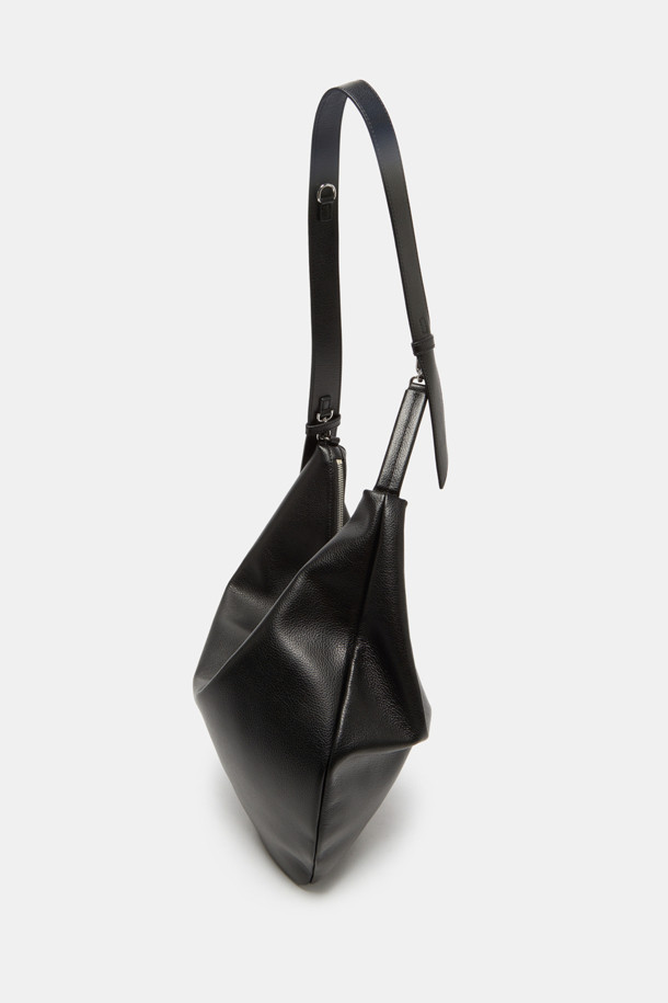 Coobo 숄더 38은 소가죽 소재의 여성 숄더백입니다. 엠보 패턴과 실버 하드웨어 장식이 돋보이며, 38 사이즈로 제작되었습니다. 탈부착 및 조절 가능한 스트랩, 내부 포켓이 있어 실용적이며, 3WAY(토트백, 숄더백, 크로스백) 연출이 가능합니다. 내추럴하고 심플한 스타일로, 출근룩과 클래식 및 미니멀 스타일에 잘 어울립니다. 호보백 디자인으로 일상에서 편안하게 사용할 수 있습니다.
