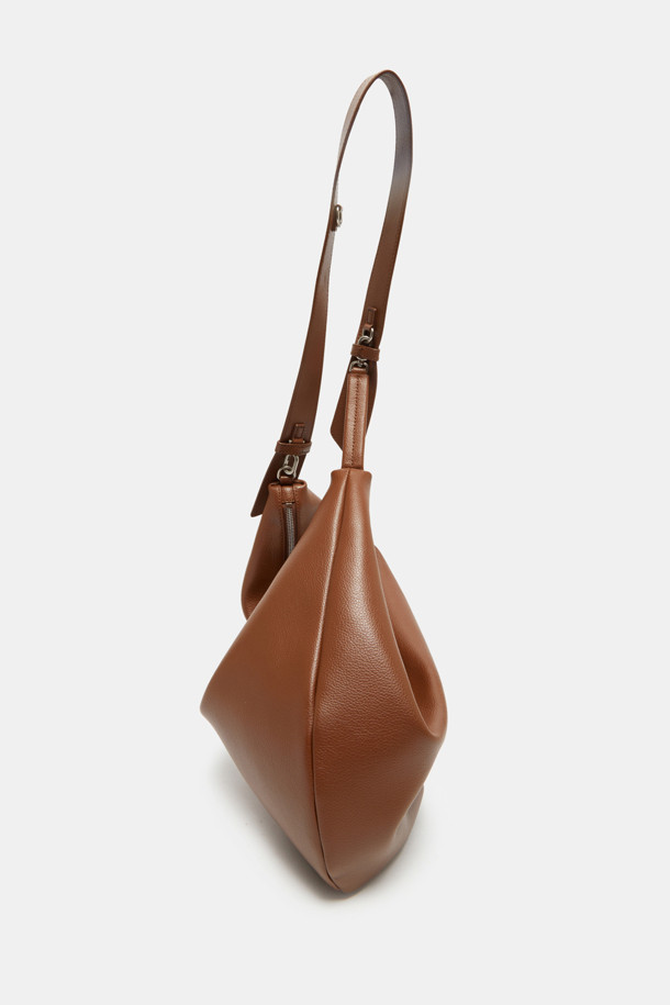 Coobo 숄더 38은 부드러운 엠보싱 소가죽 소재의 여성 숄더백입니다. 브라운 컬러의 미디엄 사이즈 가방으로, 호보백 스타일의 반원 모양 디자인과 3WAY 연출이 가능한 실용성을 갖췄습니다. 탈부착 가능한 스트랩과 내부 포켓으로 수납력을 높였으며, 클래식, 미니멀, 시크한 스타일에 잘 어울립니다. 데이트룩, 모임룩, 오피스룩 등 다양한 TPO에 활용할 수 있으며, 실버 하드웨어 장식이 은은한 포인트를 더합니다.
