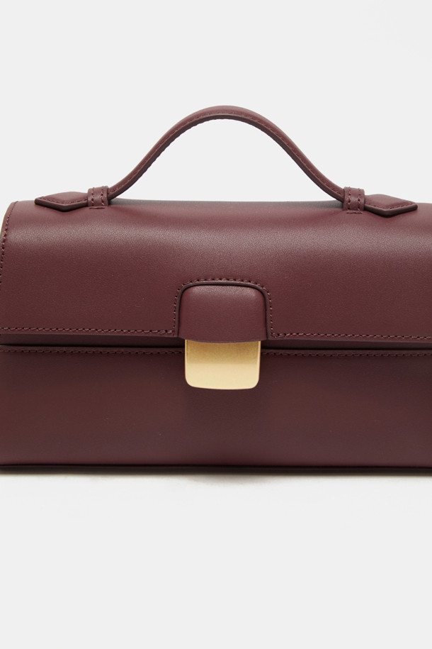 Facade Tote 22 Webbing은 건축적인 디자인에서 영감을 받은 여성용 토트백입니다. Exquisite Color의 Zanzabo Leather 소재로 제작되었으며, 사각 및 트라페조이드 쉐입에 골드 하드웨어 및 사각 장식이 더해져 클래식하고 엘레강스한 무드를 연출합니다. 탈부착 및 조절 가능한 스트랩, 웨빙 스트랩 추가로 토트, 숄더, 크로스 3가지 방식으로 착용 가능하며, 내부 카드 포켓 1개와 22 사이즈로 실용성을 더했습니다. 오피스룩과 모임룩은 물론, 일상에서도 세련된 스타일을 완성해 보세요.
