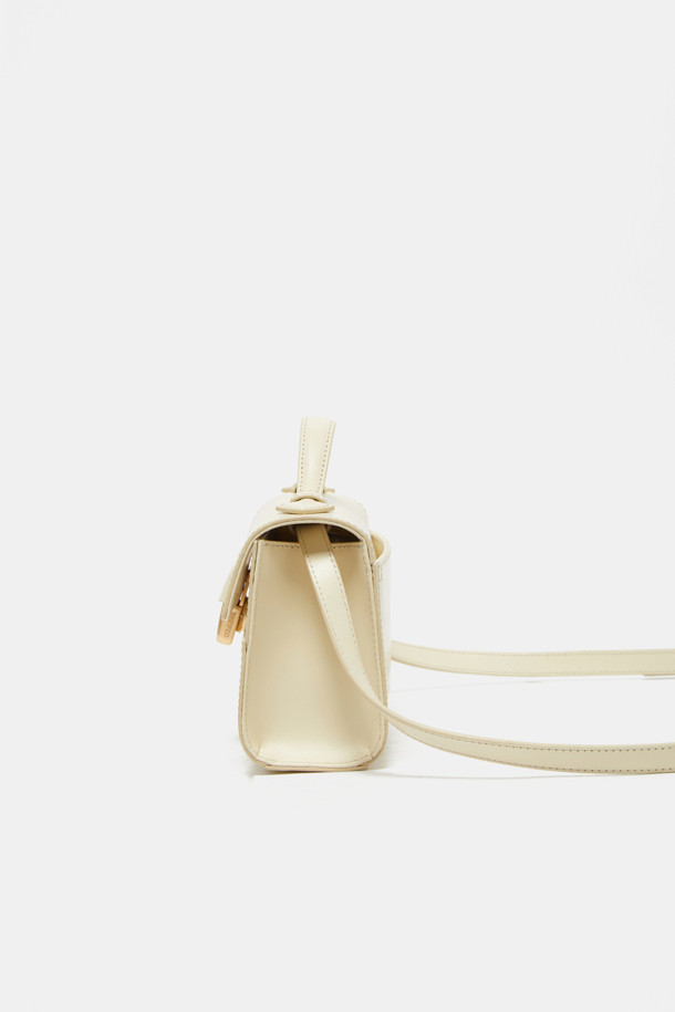 파사드 토트 22 웨빙은 클래식한 디자인으로 출근룩과 오피스룩에 잘 어울리는 여성 토트백입니다. 잔자보 가죽 소재와 건축적 디자인 패턴이 돋보이며, 골드 하드웨어 및 웨빙 스트랩으로 포인트를 더했습니다. 사각 또는 사다리꼴 모양으로, 탈부착 가능한 스트랩과 내부 카드 포켓이 있어 실용성을 높였습니다. 토트백, 숄더백, 크로스백으로 다양한 연출이 가능하며, 미니멀하고 시크한 스타일을 완성하는 데 적합합니다. 일상생활에서 폭넓게 활용할 수 있는 아이템입니다.
