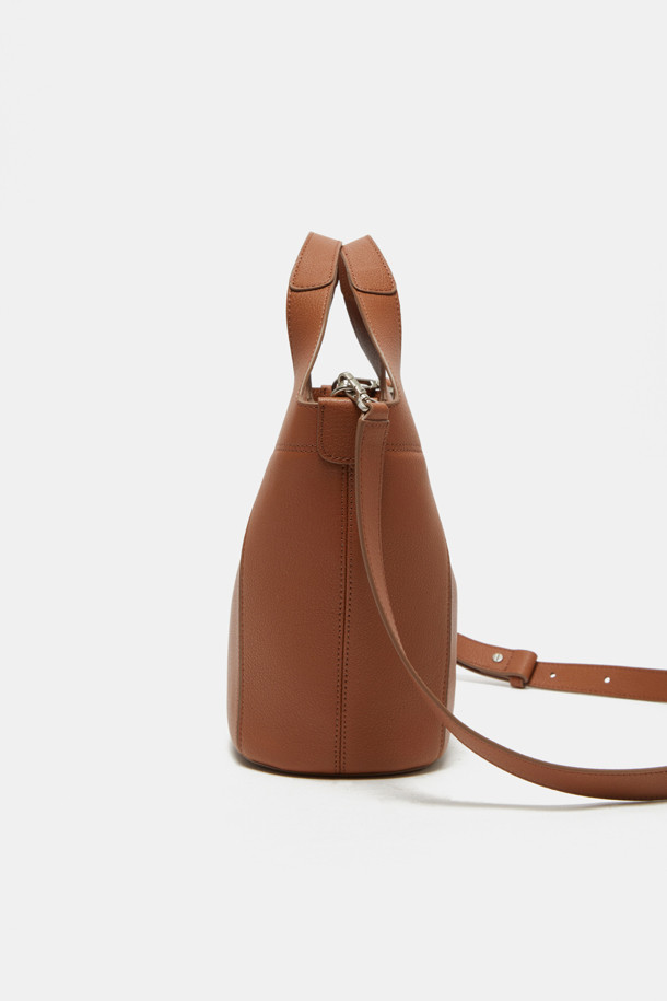 Teaberry Tote 17 Webbing (티베리 토트 17 웨빙)은 여성용 토트백입니다. 합성가죽 소재의 미디엄 사이즈 가방으로, 브라운 색상의 무지 디자인이 특징입니다. 반원 모양에 지퍼형 잠금 방식을 적용했으며, 숄더 스트랩이 있어 크로스백으로도 활용 가능합니다. 클래식, 미니멀, 시크 스타일을 선호하는 오피스룩, 출근룩, 모임룩에 잘 어울리는 가방입니다.
