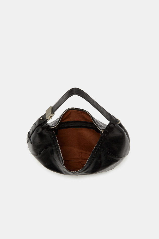 Faugeres Cross 41 (포게레스 크로스 41) 가방은 여성 고객을 위한 미디엄 사이즈의 엘레강스 스타일 가방입니다. 부드러운 소가죽 소재에 엠보싱 처리하여 은은한 광택과 고급스러운 질감을 더했으며, 자연스러운 반원 형태의 바디 곡선이 특징입니다. 블랙, 토마토 레드, 피스타치오, 그라운드 커피 4가지 색상으로 제공되며, 각 색상에 맞는 실버 또는 골드 D링 하드웨어가 돋보입니다. 내부에는 지퍼 포켓 1개와 오픈 포켓 1개가 있어 수납력을 높였으며, 크로스바디 착용이 가능하여 데이트룩, 모임룩 등 다양한 TPO에 활용 가능합니다.
