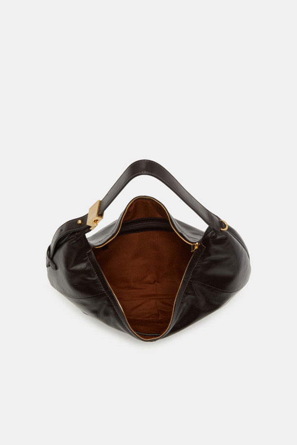 "Faugeres Cross 41" (포게레스 크로스 41)은 부드러운 소가죽 소재의 미디엄 사이즈 크로스백입니다. 블랙, 토마토 레드, 피스타치오, 그라운드 커피 4가지 색상으로 출시되었으며, 각 색상에 맞춰 실버 또는 골드 하드웨어가 사용되었습니다. 반원 형태의 디자인에 D-링 장식으로 포인트를 더했으며, 가볍고 신체 곡선에 맞춰 편안하게 착용 가능합니다. 내부에는 지퍼 포켓 1개와 오픈 포켓 1개가 있어 실용적이며, 지퍼형 잠금 방식으로 소지품을 안전하게 보관할 수 있습니다. 데이트룩, 모임룩 등 다양한 TPO에 미니멀, 클래식, 시크 스타일을 연출하기 좋습니다.
