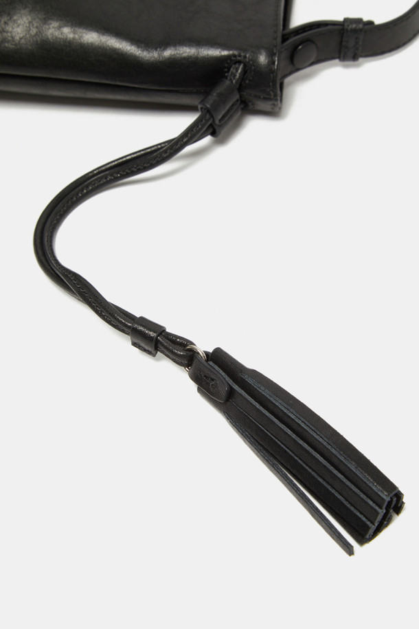 "Faugeres Tassel Cross 23"은 여성스러운 매력을 더하는 크로스백입니다. BKX(내추럴 주름 소가죽)와 BRX(마이크로 스웨이드와 내추럴 가죽 조합) 두 가지 컬러로 제공되며, 부드러운 촉감과 자연스러운 주름 텍스처가 특징입니다. 토트백, 숄더백, 크로스백으로 활용 가능한 3way 컨버터블 디자인에 비대칭 실루엣과 태슬 장식이 돋보이며, 실버 컬러 하드웨어가 세련된 느낌을 더합니다. 내부 포켓 1개와 조절 가능한 스트랩으로 실용성을 높였으며, 마그네틱형 잠금방식으로 편리하게 사용할 수 있습니다. 데이트룩, 모임룩, 오피스룩 등 다양한 TPO에 클래식, 미니멀, 시크 스타일을 연출하기 좋습니다.
