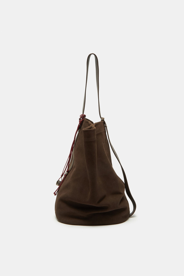 Haru Shoulder 24 Suede (하루 숄더 24 스웨이드)는 미니멀하고 클래식한 스타일을 추구하는 여성들을 위한 숄더백입니다. 부드러운 스웨이드 소재와 브라운 컬러가 고급스러운 분위기를 자아내며, 반원 형태의 디자인이 세련미를 더합니다. 가방 사이즈는 미디엄이며, 지퍼형 잠금 방식으로 소지품을 안전하게 보관할 수 있습니다. 숄더 스트랩이 있어 편안하게 착용 가능하며, 출근룩과 모임룩 등 다양한 TPO에 활용하기 좋습니다. 무지 디자인으로 어떤 스타일에도 잘 어울려 데일리백으로 제격입니다.
