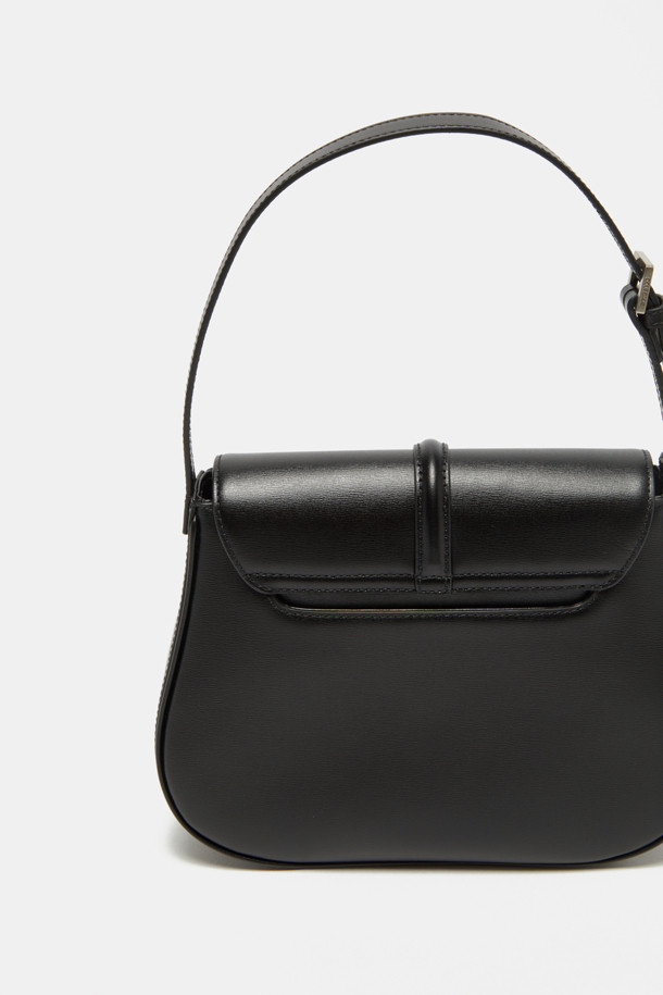 마농 숄더 25는 여성들을 위한 클래식 숄더백입니다. 부드러운 소가죽 소재에 골드 컬러와 웨이브 패턴이 어우러져 세련된 디자인을 완성합니다. 25 사이즈로 미디엄 크기이며, 조절 가능한 스트랩으로 숄더백, 크로스백, 토트백으로 다양하게 활용할 수 있습니다. 골드 하드웨어와 비대칭 삼각 링 장식이 돋보이며, 순수함과 영원을 상징하는 메달 하드웨어가 특징입니다. 내부에는 실용적인 포켓이 있어 데이트룩, 모임룩, 오피스룩 등 다양한 스타일에 매치하여 클래식하고 미니멀하며 시크한 무드를 연출할 수 있습니다.
