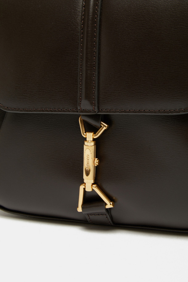 Manon Shoulder 25 (마농 숄더 25)는 여성스러운 룩을 완성하는 숄더백, 크로스백, 토트백으로 활용 가능한 가방입니다. 부드러운 소가죽 소재에 웨이브 텍스처 엠보싱이 더해져 고급스러운 질감을 선사합니다. 클래식한 디자인에 순수와 영원을 상징하는 메달 하드웨어와 비대칭 삼각 링 장식이 포인트입니다. 내부에는 실용적인 수납을 위한 포켓이 있으며, 조절 가능한 스트랩으로 다양한 스타일을 연출할 수 있습니다. 데이트룩, 모임룩 등 시크하고 미니멀한 스타일을 즐기는 분들께 추천합니다.
