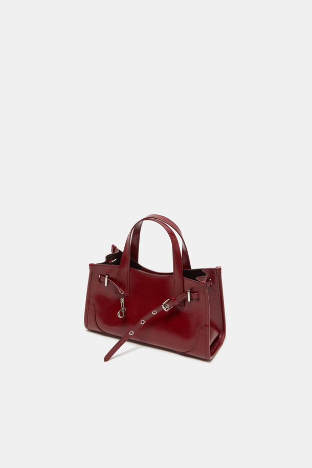 페르미에 데이 토트 27은 여성스러운 스타일을 강조하는 미디엄 사이즈의 사각 토트백입니다. 와인 컬러의 글로시 소재가 시크하고 미니멀한 디자인에 고급스러움을 더합니다. 버클과 스트랩 디테일이 돋보이며, 탈부착 가능한 스트랩으로 3way 착용이 가능하여 실용성을 높였습니다. 내부에는 수납공간, 포켓, iPad 11인치 수납이 가능한 넉넉한 공간이 마련되어 있으며, 실버 하드웨어와 버클형 잠금방식으로 세련됨을 더했습니다. 데일리 및 출근룩에 활용하기 좋은 클래식한 디자인의 가방입니다.
