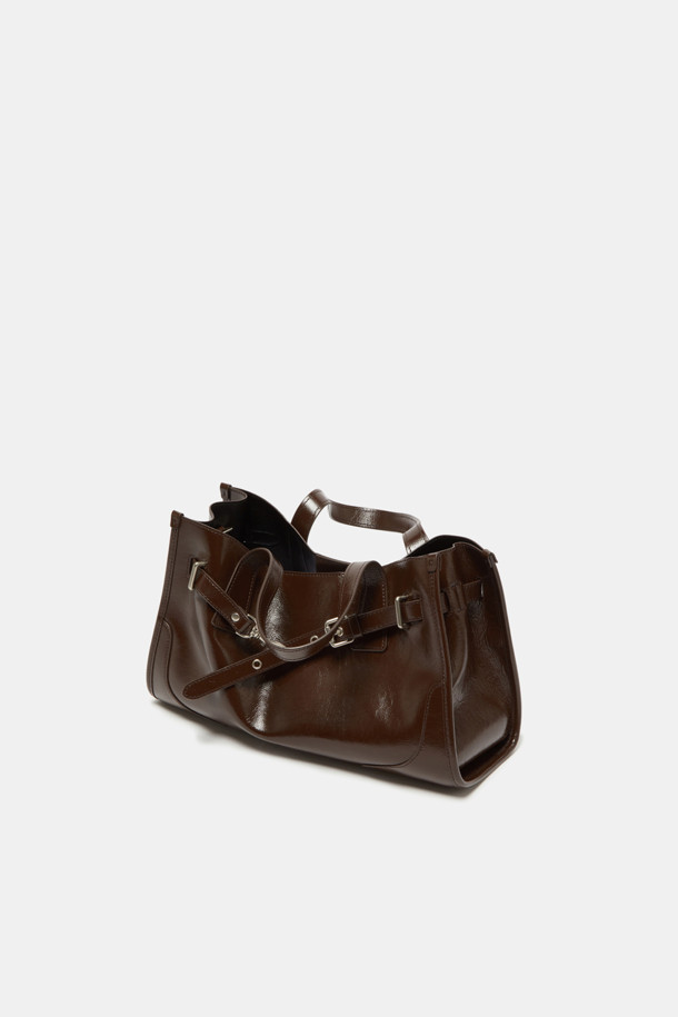 Fermier Day 토트 35는 클래식한 무드를 자아내는 여성 가방입니다. 부드러운 브라운 컬러의 가죽 소재와 미디엄 사이즈로, 출근룩, 오피스룩, 모임룩 등 다양한 TPO에 활용하기 좋습니다. 사각 쉐입에 버클과 스트랩 디자인이 돋보이며, 3-way 착용, 태블릿 수납, 내부 포켓 등 실용적인 기능성을 갖췄습니다. 조절 및 탈부착 가능한 스트랩과 버클형 잠금 방식으로 편의성을 더했습니다. 미니멀하고 시크한 스타일을 선호하는 분들께 추천합니다.
