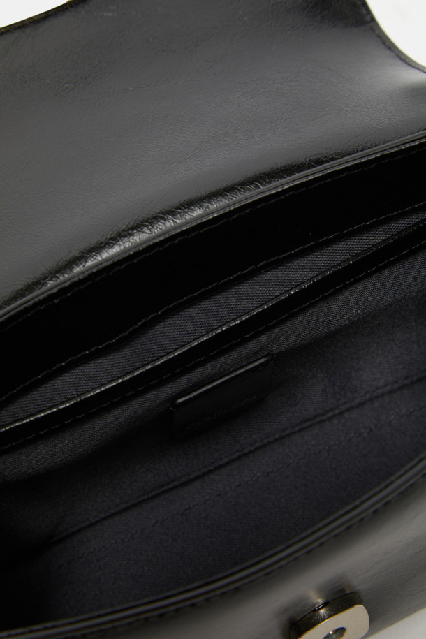 Twiggy Mini Cross 20(트위기 미니 크로스 20)은 소가죽 소재의 여성 크로스백입니다. 사각 쉐입에 크링클 엠보 패턴과 로프 디테일로 클래식하면서도 시크한 매력을 더했습니다. 핸드폰 및 카드 수납이 가능하며, 은은한 광택감과 실버 또는 골드 하드웨어, 내부 포켓 1개와 외부 포켓 1개, 연장 가능한 스트랩은 실용성을 높입니다. 토트백, 숄더백, 크로스백 3WAY 연출이 가능하여 데이트룩, 모임룩, 소개팅룩 등 다양한 TPO에 활용할 수 있는 미니멀한 디자인의 가방입니다. 블랙, 브라운, 아이보리 세 가지 컬러로 만나보세요.
