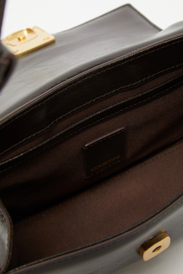 Twiggy Mini Cross 20(트위기 미니 크로스 20)은 소가죽 소재의 미니 사이즈 크로스백입니다. 블랙, 브라운, 아이보리 세 가지 색상으로 출시되었으며, 크링클 엠보 패턴과 로프 디테일이 돋보이는 디자인입니다. 3WAY 연출(토트, 숄더, 크로스)이 가능하며, 은은한 광택감으로 고급스러운 느낌을 더했습니다. 핸드폰과 카드를 수납할 수 있으며, 내부 포켓 1개와 외부 포켓 1개가 있어 실용적입니다. 데이트룩, 모임룩, 소개팅룩 등 다양한 TPO에 클래식, 미니멀, 시크 스타일로 연출할 수 있습니다.
