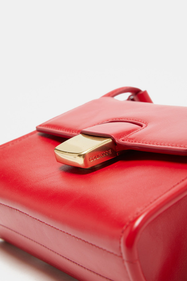 Twiggy 미니 크로스 20은 소가죽 소재의 미니 크로스백으로, 클래식과 캐주얼 스타일을 모두 아우르는 여성 가방입니다. 3WAY 연출이 가능하며, 버클형 잠금 방식으로 디자인에 포인트를 더했습니다. 내부 및 외부 포켓, 카드 및 핸드폰 수납 공간을 갖춰 실용성을 높였으며, 데이트룩과 모임룩에 잘 어울립니다. 은은한 광택감과 크링클 엠보 가공으로 고급스러운 분위기를 연출하며, 실버 또는 골드 하드웨어 옵션을 선택할 수 있습니다. 무지 디자인의 사각 쉐입으로 미니멀하고 세련된 스타일을 완성해 보세요.
