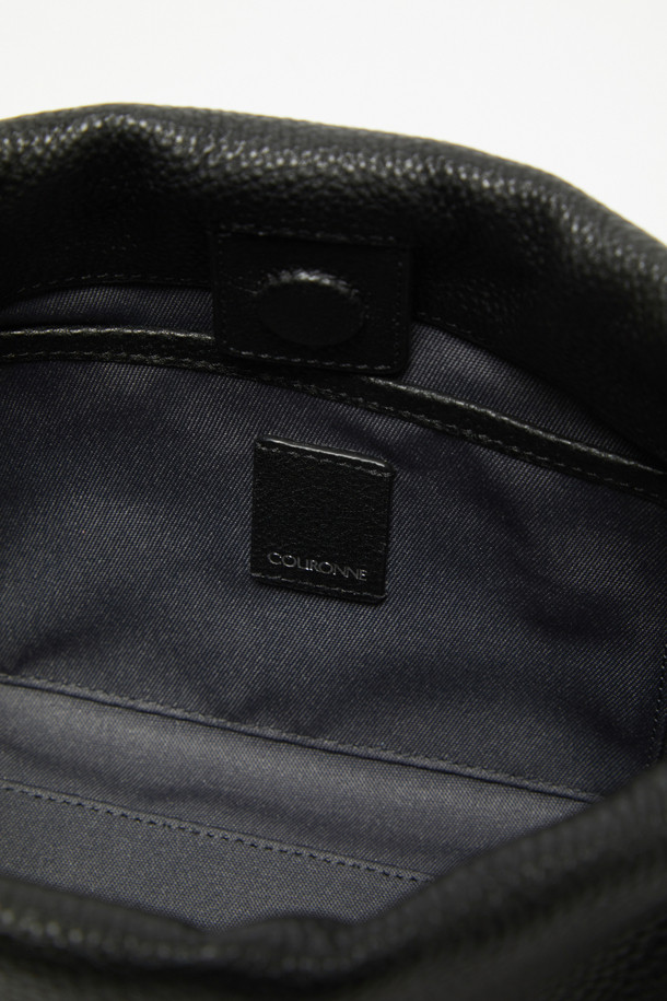 Mina Cool Cross 26 (미나 쿨 크로스 26)은 부드러운 소가죽 소재의 여성용 크로스백입니다. 미디엄 사이즈의 사각 쉐입에 셔링 디테일로 포인트를 주어 시크하면서도 캐주얼한 스타일을 연출합니다. 탈부착 및 조절 가능한 스트랩으로 토트백 또는 크로스백으로 활용 가능한 2WAY 디자인이며, 내부 포켓 1개와 참 장식 디링 1개가 실용성을 더합니다. 데이트룩, 모임룩, 출근룩 등 다양한 TPO에 미니멀하고 세련된 스타일을 완성해 보세요. 조임용 끈으로 간편하게 여닫을 수 있습니다.
