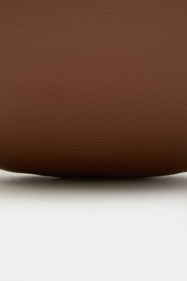 Coobo 숄더 38은 부드러운 엠보싱 소가죽 소재의 여성 숄더백입니다. 브라운 컬러의 미디엄 사이즈 가방으로, 호보백 스타일의 반원 모양 디자인과 3WAY 연출이 가능한 실용성을 갖췄습니다. 탈부착 가능한 스트랩과 내부 포켓으로 수납력을 높였으며, 클래식, 미니멀, 시크한 스타일에 잘 어울립니다. 데이트룩, 모임룩, 오피스룩 등 다양한 TPO에 활용할 수 있으며, 실버 하드웨어 장식이 은은한 포인트를 더합니다.
