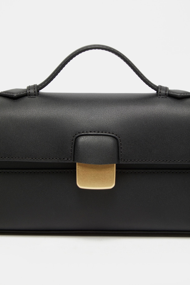 "Facade 토트 22 웨빙"은 세련된 여성들을 위한 미디엄 사이즈의 토트백입니다. 블랙 컬러의 소가죽 소재에 골드 하드웨어 디테일이 더해져 클래식하고 엘레강스한 무드를 자아냅니다. 건축적인 디자인 패턴과 탈부착 가능한 숄더 스트랩, 추가 웨빙 스트랩으로 숄더백, 크로스백, 토트백 3가지 방식으로 연출할 수 있습니다. 내부에는 카드 포켓 1개가 있으며, 오피스룩, 출근룩, 모임룩 등 다양한 TPO에 활용 가능합니다. 미니멀하고 시크한 스타일을 선호하는 분들께 추천합니다.
