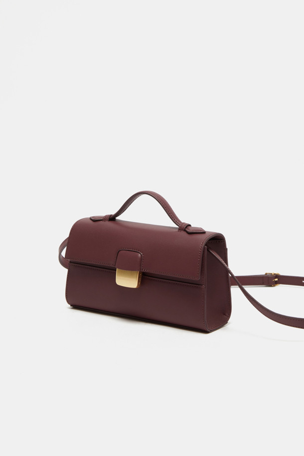 Facade Tote 22 Webbing은 건축적인 디자인에서 영감을 받은 여성용 토트백입니다. Exquisite Color의 Zanzabo Leather 소재로 제작되었으며, 사각 및 트라페조이드 쉐입에 골드 하드웨어 및 사각 장식이 더해져 클래식하고 엘레강스한 무드를 연출합니다. 탈부착 및 조절 가능한 스트랩, 웨빙 스트랩 추가로 토트, 숄더, 크로스 3가지 방식으로 착용 가능하며, 내부 카드 포켓 1개와 22 사이즈로 실용성을 더했습니다. 오피스룩과 모임룩은 물론, 일상에서도 세련된 스타일을 완성해 보세요.
