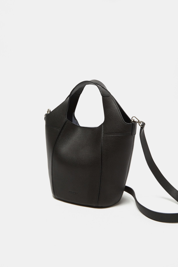 Teaberry 토트 17 웨빙은 심플한 디자인과 활용성이 돋보이는 여성용 토트백입니다. 미디엄 사이즈의 블랙 컬러 합성가죽 소재로 제작되어 시크하고 미니멀한 스타일을 연출합니다. 숄더 스트랩과 오픈형 잠금 방식을 갖춰 출근룩, 오피스룩, 모임룩 등 다양한 TPO에 매치하기 좋습니다. 반원 형태의 가방 모양과 무지 디자인이 세련된 느낌을 더하며, 데일리 가방으로 손색없는 실용적인 아이템입니다.
