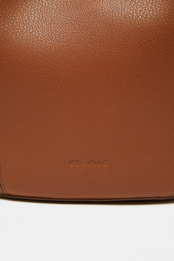 Teaberry Tote 17 Webbing (티베리 토트 17 웨빙)은 여성용 토트백입니다. 합성가죽 소재의 미디엄 사이즈 가방으로, 브라운 색상의 무지 디자인이 특징입니다. 반원 모양에 지퍼형 잠금 방식을 적용했으며, 숄더 스트랩이 있어 크로스백으로도 활용 가능합니다. 클래식, 미니멀, 시크 스타일을 선호하는 오피스룩, 출근룩, 모임룩에 잘 어울리는 가방입니다.
