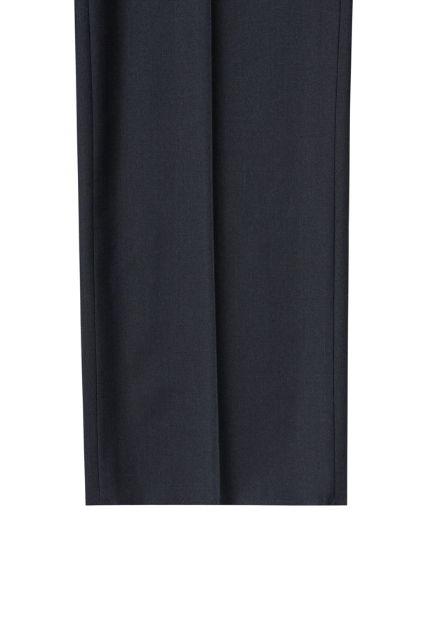 [Outlet] 네이비 트윌 수트 팬츠는 남성분들을 위한 정장 및 포멀 스타일의 바지입니다. 사계절 내내 착용 가능하며, 클래식하고 베이직한 무드를 연출합니다. 레귤러핏으로 제작되어 편안한 착용감을 선사하며, 히든 밴딩 디테일로 활동성을 높였습니다. 투톤 컬러감의 네이비 컬러 트윌 소재로 제작되어 세련된 오피스룩, 비즈니스 캐주얼, 또는 회의룩에 적합합니다. 
