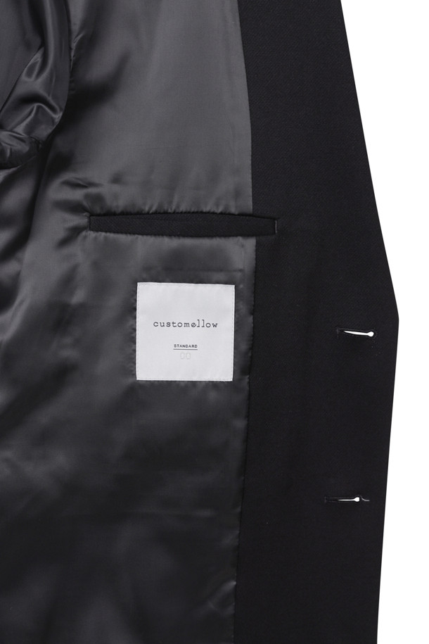 [Outlet] 블랙 릴렉스 핏 셋업 재킷은 남녀 모두 착용 가능한 베이직한 디자인의 아우터입니다. 봄, 가을에 적합하며, 캐주얼, 클래식, 미니멀 스타일을 연출하기 좋습니다. 블랙 컬러의 무지 패턴에 릴렉스핏으로 편안함을 더했으며, 가볍고 부드러운 TR 소재로 제작되었습니다. 출근룩, 비즈니스 캐주얼, 모임룩 등 다양한 TPO에 활용할 수 있는 활용도 높은 셋업 재킷입니다. 안감이 있어 보온성을 높였으며, 버턴 여밈 방식과 긴 소매 기장으로 깔끔한 실루엣을 완성합니다.
