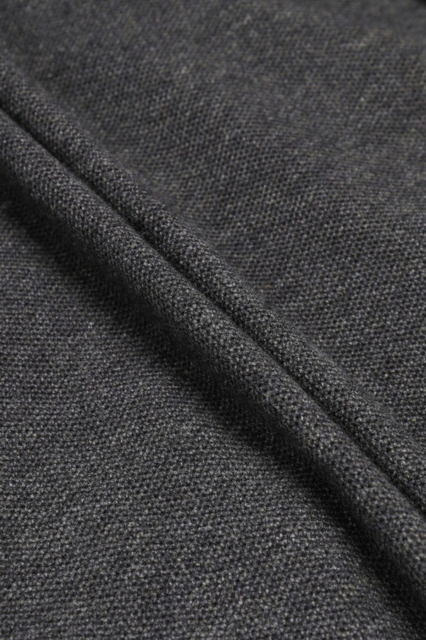 [Outlet] 그레이 허니콤 가디건은 가을과 겨울에 따뜻하게 입을 수 있는 울 소재의 레귤러핏 가디건입니다. 베이직한 스타일로, 일상 및 모임룩에 모두 잘 어울립니다. 허니콤(벌집) 패턴이 특징이며, 긴 소매와 V넥 디자인으로 세련된 느낌을 줍니다. 사이드 포켓이 있어 실용성을 더했으며, 클래식, 미니멀, 캐주얼 등 다양한 스타일 연출이 가능합니다.
