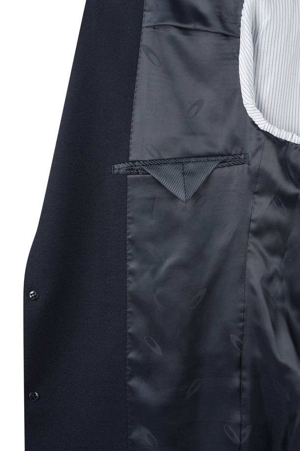 네이비 너비 텍스처드 수트 재킷은 남성 고객을 위한 포멀 및 비즈니스 스타일의 수트 재킷입니다. 봄, 가을에 적합하며, 클래식하고 포멀한 무드를 연출합니다. 네이비 컬러의 텍스처드 패턴이 특징이며, 슬림핏 디자인에 싱글 버튼으로 여밈 방식을 더했습니다. 폴리에스테르와 스판덱스 혼방 소재로 제작되어, 적당한 두께감과 텍스처드 촉감을 선사하며 스트레치성, 허리 라인 강조, 히든밴드 허리 디테일로 편안함과 스타일을 동시에 잡았습니다. 오피스룩, 비즈니스 캐주얼, 회의룩 등 다양한 TPO에 활용 가능하며, 클래식, 미니멀, 시크 스타일을 추구하는 분들에게 잘 어울립니다.
