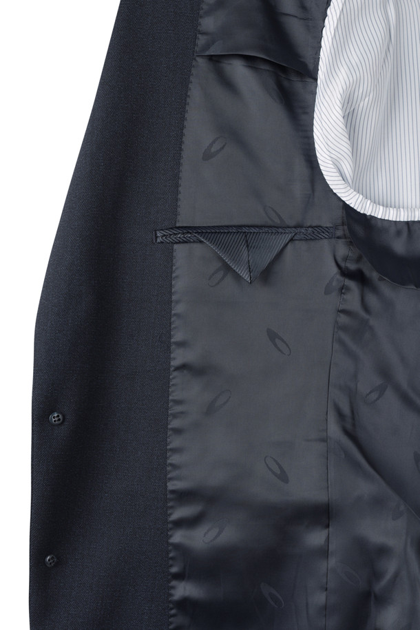 파비오 제브릭 네이비 스트레치 수트 재킷은 포멀하고 클래식한 스타일을 추구하는 남성을 위한 사계절용 수트 재킷입니다. 슬림핏으로 제작되어 허리 라인을 강조하는 쥬피터 핏을 제공하며, 네이비 컬러의 무지 디자인으로 어떤 스타일에도 쉽게 매치할 수 있습니다. 신축성 있는 스트레치 소재를 사용하여 편안한 착용감을 선사하며, 히든 밴드 허리, 겨드랑이 땀받이, 겹쳐있는 소매 단추 등의 디테일로 완성도를 높였습니다. 오피스룩, 비즈니스 캐주얼, 회의룩 등 다양한 TPO에 활용하여 세련된 스타일을 연출해 보세요.
