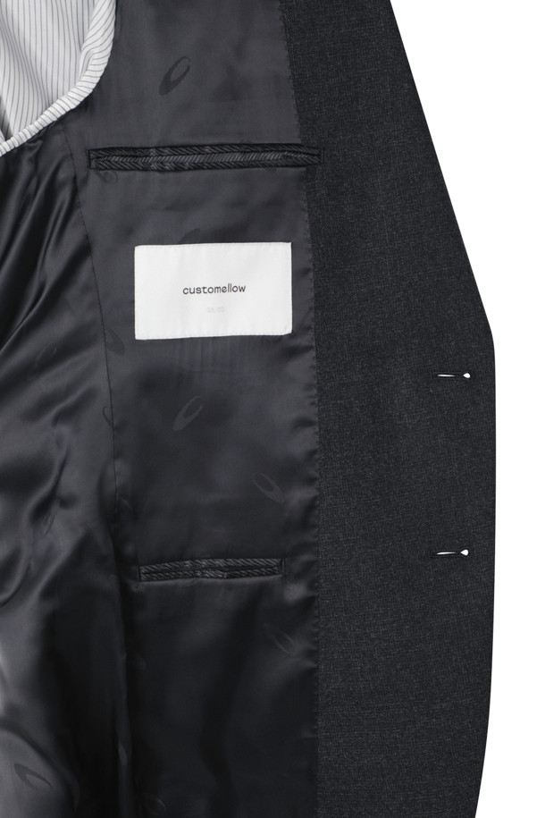 그레이 마이크로 패턴 수트 재킷은 남성 고객을 위한 가을/겨울 시즌 필수 아이템입니다. 클래식하고 포멀한 스타일로, 오피스룩, 비즈니스 캐주얼, 회의룩 등 다양한 TPO에 활용할 수 있습니다. 부드러운 캐시미어와 울 소재, 슬림핏, 싱글 버튼 여밈, 긴 소매, 두꺼운 두께감으로 따뜻하고 고급스러운 착용감을 선사합니다. 허리 라인을 강조하고 히든 밴드 허리 디테일로 세련된 실루엣을 연출하며, 차콜 그레이 색상과 마이크로 패턴이 은은한 멋을 더합니다.
