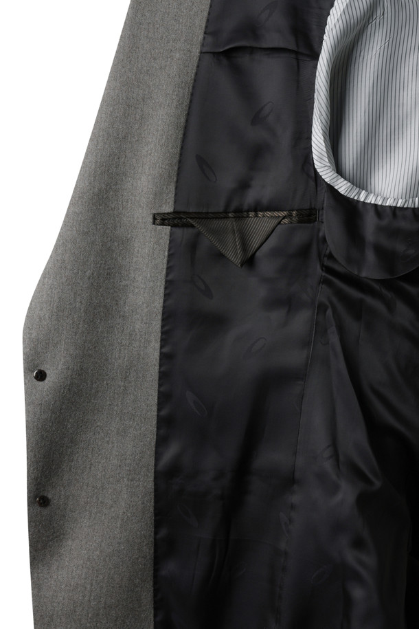 레다 베이지 멜란지 텍스처 수트 재킷은 남성을 위한 포멀하고 클래식한 스타일의 수트 재킷입니다. 부드러운 울 소재로 제작되어 봄, 가을에 착용하기 좋으며, 슬림핏과 싱글 브레스트 디자인이 특징입니다. 베이지 컬러의 멜란지 패턴이 고급스러운 분위기를 연출하며, 땀받이, 겹쳐있는 소매 단추, 허리 라인 강조 디테일이 돋보입니다. 오피스룩, 비즈니스 캐주얼, 모임룩 등 다양한 TPO에 활용 가능하며, 미니멀하고 시크한 스타일을 선호하는 분들께 추천합니다.
