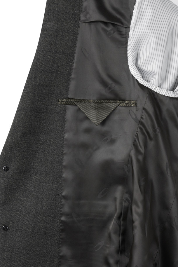 브라운 글렌 체크 수트 재킷은 남성 고객을 위한 클래식하고 포멀한 스타일의 아우터입니다. 울 소재로 제작되어 봄, 가을, 겨울 시즌에 착용하기 좋으며, 슬림핏 디자인과 허리 라인을 강조하여 세련된 실루엣을 연출합니다. 싱글 버튼 여밈 방식에 긴 소매 기장으로 제작되었으며, 글렌체크 패턴이 특징입니다. 오피스룩, 비즈니스 캐주얼, 모임룩 등 다양한 TPO에 활용 가능하며, 클래식, 미니멀, 시크한 스타일을 연출하기 좋습니다.
