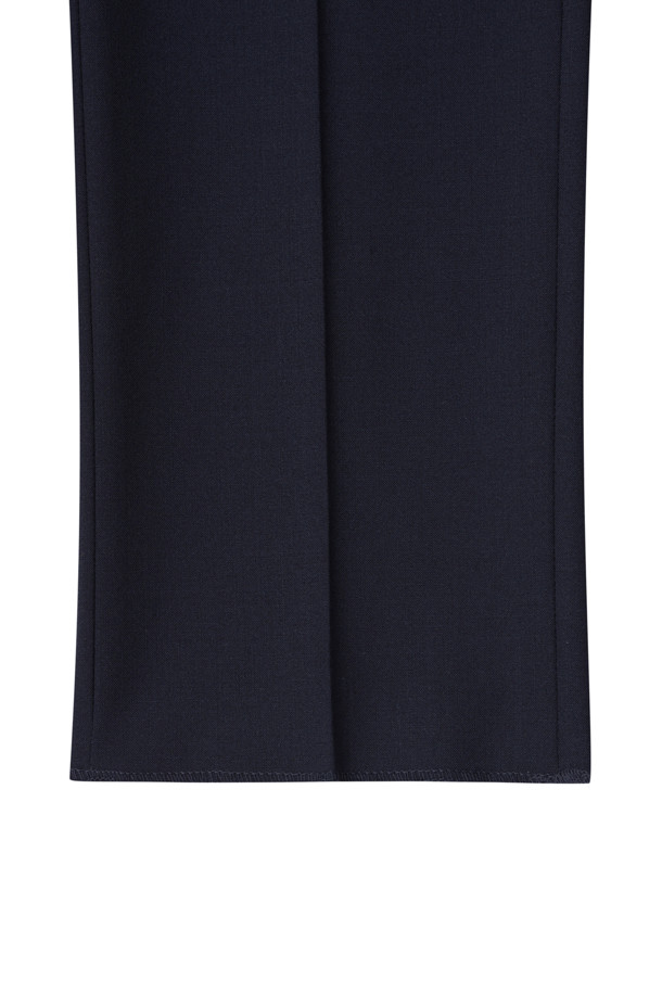 피테컴 네이비 플레인 수트 팬츠는 남성을 위한 포멀하고 클래식한 스타일의 수트 팬츠입니다. 사계절용으로 제작되었으며, 레귤러핏으로 편안한 착용감을 제공합니다. 네이비 컬러의 무지 패턴에 폴리에스테르 소재로 제작되어 관리의 용이성을 더했습니다. 히든 밴딩 디테일과 신축성, 활동성을 겸비하여 오피스룩, 비즈니스 캐주얼, 회의룩 등 다양한 TPO에 활용하기 좋습니다. 미니멀하고 시크한 스타일을 연출하기에 적합한 아이템입니다.
