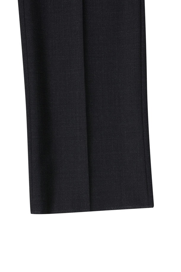 피테컴 그레이 수트 팬츠 (Fitecom Grey Suit Pants)는 모던하고 클래식한 스타일을 추구하는 남성을 위한 슬림핏 수트 팬츠입니다. FITECOM사의 고급 울 원단을 사용하여 사계절 내내 착용 가능하며, 멜란지 차콜, 그레이 두 가지 색상으로 제공됩니다. 쥬피터 핏을 적용하여 허리 라인을 강조하고, 히든 밴딩으로 편안한 착용감을 선사하며, 뛰어난 신축성으로 활동성을 높였습니다. 포멀한 오피스룩부터 비즈니스 캐주얼, 출근룩까지 폭넓게 활용할 수 있는 실용적인 아이템입니다.
