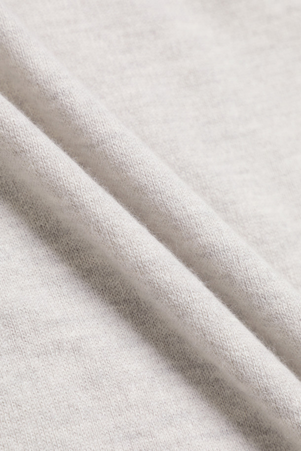 아이보리 파인 울 스웨터는 부드러운 울 소재의 남성용 니트/스웨터입니다. 가을, 겨울 시즌에 적합하며, 레귤러핏 라운드넥 디자인으로 미니멀한 스타일을 연출합니다. 무지 패턴에 긴 소매 기장으로, 다양한 룩에 활용하기 좋은 기본 아이템입니다. 립 배색 디테일이 더해져 포인트를 주어 겨울 데일리룩, 데이트룩, 카페룩에 모두 잘 어울립니다.
