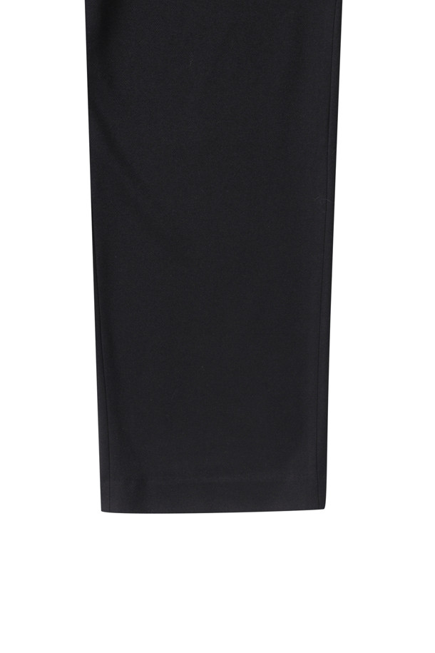 블랙 색상의 편안한 릴랙스 핏 셋업 팬츠입니다. 부드러운 TR 소재로 제작되어 편안한 착용감을 선사하며, 밴딩 처리된 허리로 활동성을 높였습니다. 캐주얼, 미니멀, 클래식 스타일을 모두 소화할 수 있으며, 동네 마실룩이나 집콕룩으로 활용하기 좋습니다. 무지 디자인의 긴 기장으로 다양한 상의와 매치하여 셋업 스타일을 연출할 수 있습니다.
