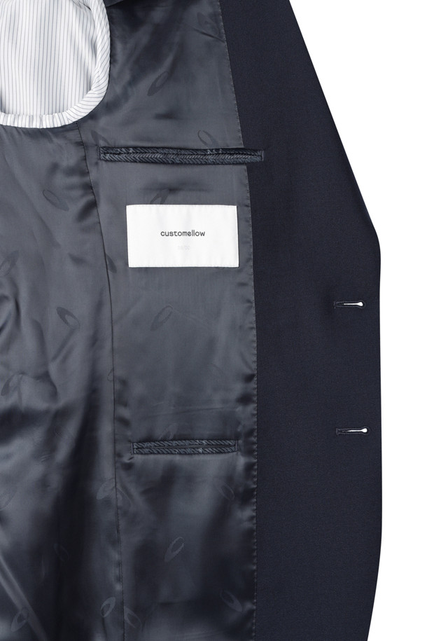 네이비 너비 텍스처드 수트 재킷은 남성 고객을 위한 포멀 및 비즈니스 스타일의 수트 재킷입니다. 봄, 가을에 적합하며, 클래식하고 포멀한 무드를 연출합니다. 네이비 컬러의 텍스처드 패턴이 특징이며, 슬림핏 디자인에 싱글 버튼으로 여밈 방식을 더했습니다. 폴리에스테르와 스판덱스 혼방 소재로 제작되어, 적당한 두께감과 텍스처드 촉감을 선사하며 스트레치성, 허리 라인 강조, 히든밴드 허리 디테일로 편안함과 스타일을 동시에 잡았습니다. 오피스룩, 비즈니스 캐주얼, 회의룩 등 다양한 TPO에 활용 가능하며, 클래식, 미니멀, 시크 스타일을 추구하는 분들에게 잘 어울립니다.
